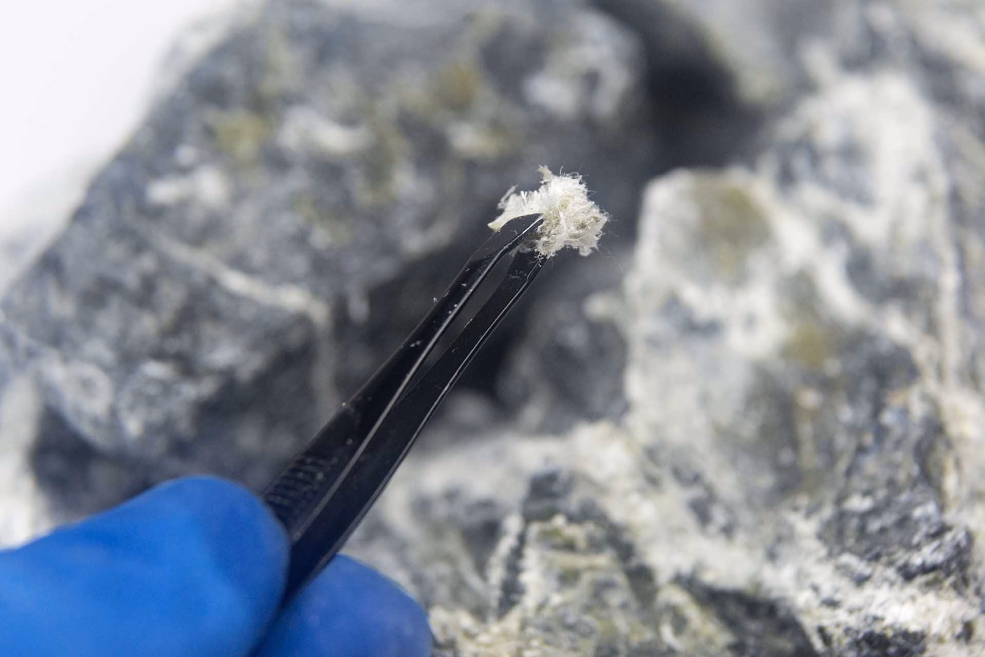 lung cancer from asbestos, asbestos exposure lung cancer, asbestos cancer risk, chances of lung cancer from asbestos, asbestos and smoking risk, lung cancer asbestos legal help, asbestos-related lung disease, occupational lung cancer, asbestos exposure symptoms
